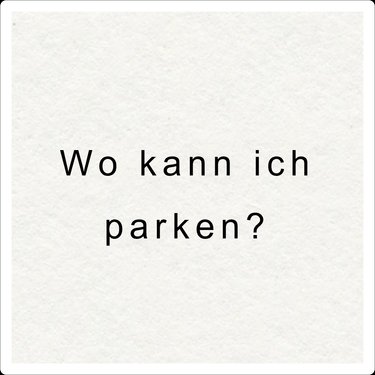 An der Villa Hamalia gibt es Parkmöglichkeiten in der Zufahrt sowie unterhalb des Tors. Ein Parkservice wird euch einweisen.
