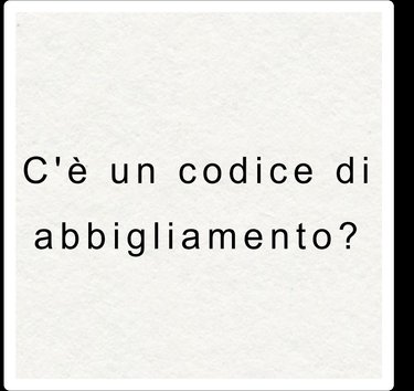 Non esiste un dress code rigido. A causa del clima caldo, si consiglia un abbigliamento leggero ed estivo. Portate con voi qualcosa per coprirvi la sera, poiché il luogo si trova su una montagna. I tacchi a spillo sono sconsigliati a causa del giardino.