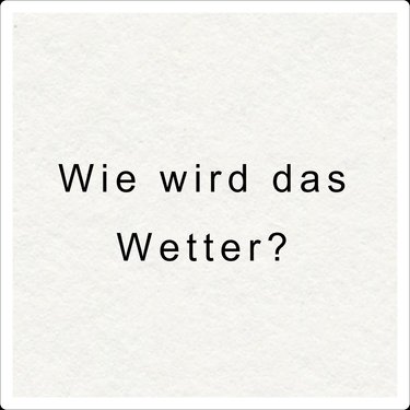 Vermutlich wird es warm, sehr warm! 2022 gab es im Juni über 30 Grad. Villa Hamalia liegt auf einem Berg, weshalb ein leichtes Lüftchen geht. Schattenplätze gibt es. Wir empfehlen jedoch leichte Kleidung, evtl. eine Kopfbedeckung und genügend zu trinken.
