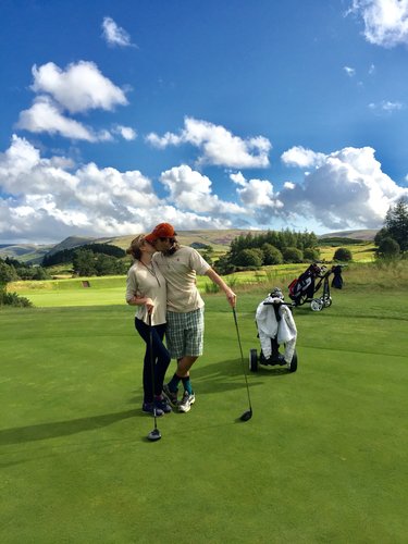 Jared and Xan are distracted at Gleneagles course in Scotland, and are swiftly kicked off at hole two. 