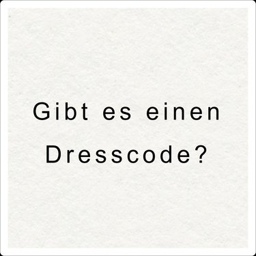 Einen strikten Dresscode gibt es nicht. Aufgrund des warmen Wetters empfehlen wir leichte und sommerliche Bekleidung. Nehmt euch für abends etwas zum Überziehen mit, da die Location auf einem Berg liegt. Pfennigabsätze sind aufgrund des Gartens nicht zu empfehlen.